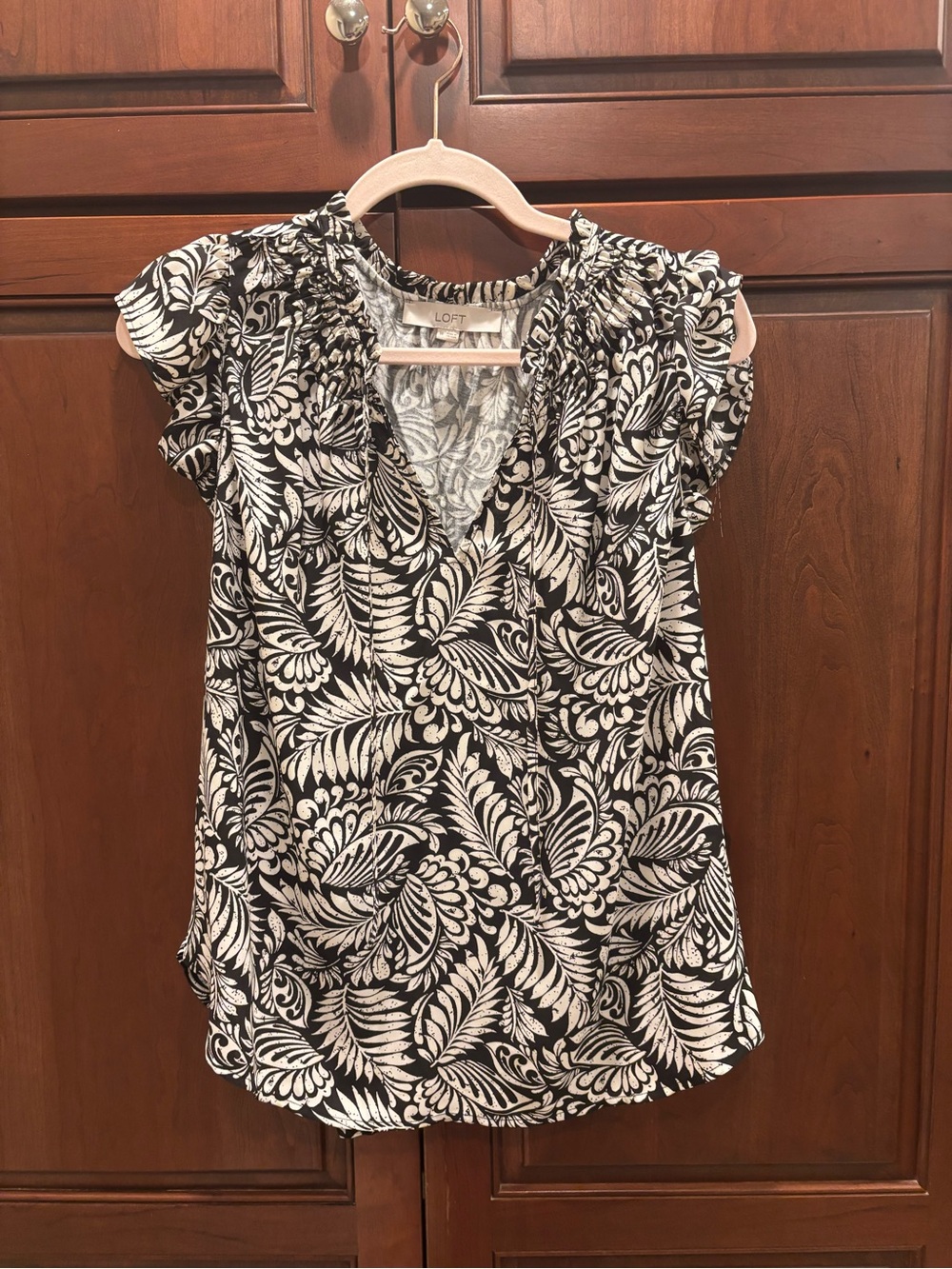 LOFT Black & White Leaf-Print V-Neck Cap Sleeve Blouse